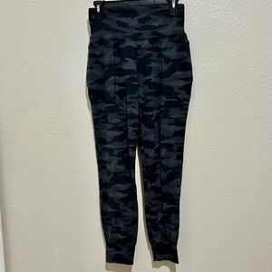 Athleta Women's Black Camouflage Small Leggings Jogging Pants Gym Athleisure